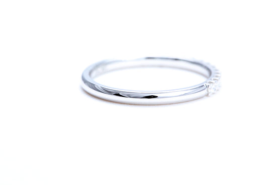 18K 白金極簡主義密釘鑽石戒指，總重量為 1/4 克拉