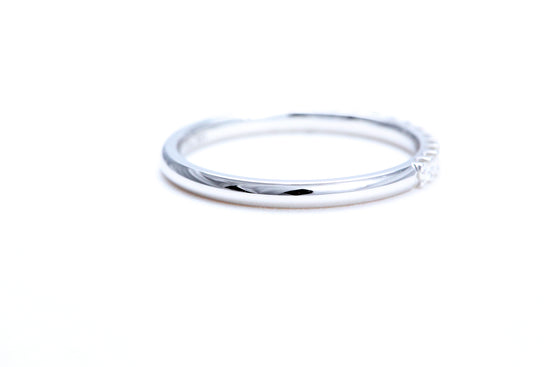 18K 白金極簡主義密釘鑽石戒指，總重量為 1/4 克拉