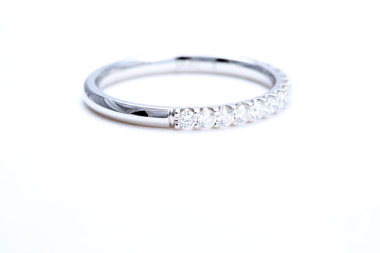 18K 白金極簡密釘鑽石戒指，總重量為 1/3 克拉